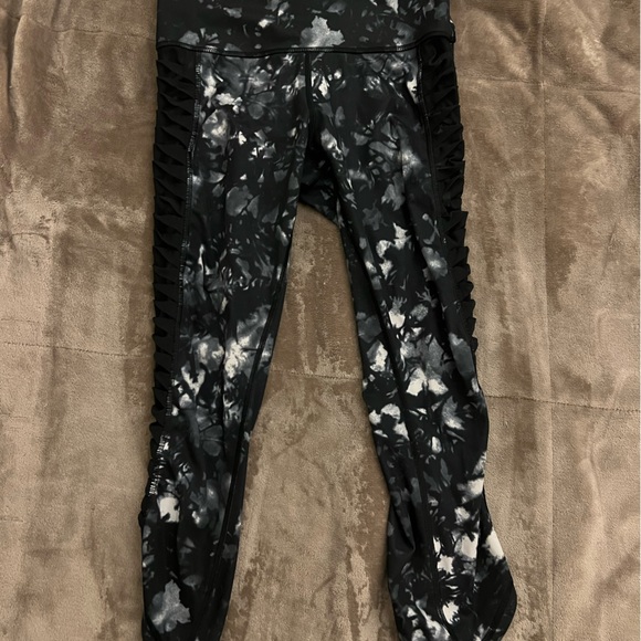 Mesh side lululemon crop leggings - Picture 3 of 4
